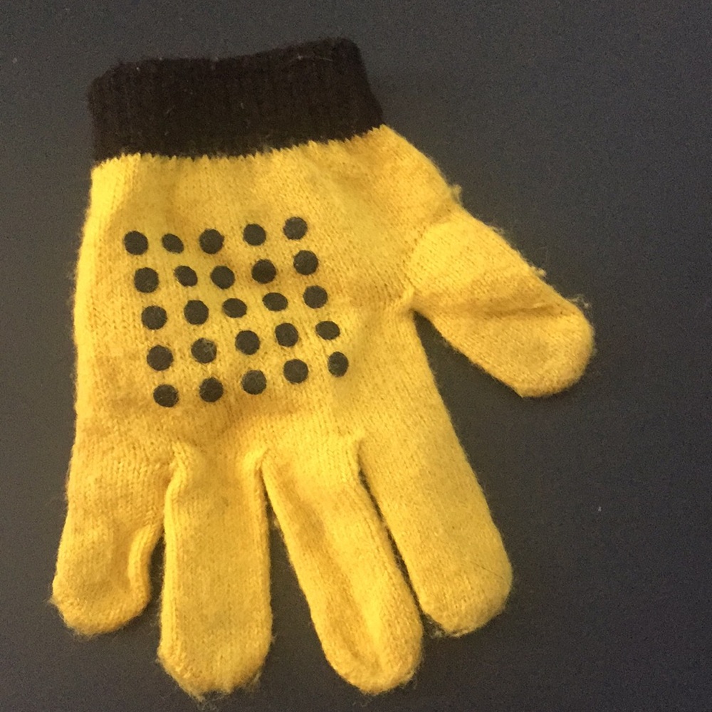 Despicable Me Minion Gloves - Picture 5 of 8